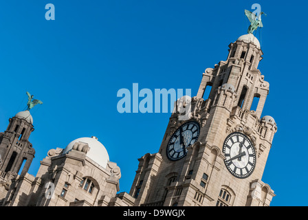 Ein Blick auf den Uhrturm der Liver Building, Liverpool. Stockfoto