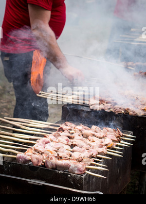 Georgier vorbereiten eines ihrer nationalen Gerichte, Mtsvadi (gegrilltes Fleisch aufgespießt), auf der junge Weinfestival in Tiflis. Stockfoto