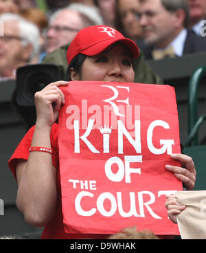 Wimbledon, London, UK. 26. Juni 2013.  Tag drei der Wimbledon Tennis Championships 2013 statt bei den All England Lawn Tennis and Croquet Club, London, England, UK. Ein Fan Unterstützung von Roger Federer Credit: Action Plus Sport/Alamy Live News Stockfoto