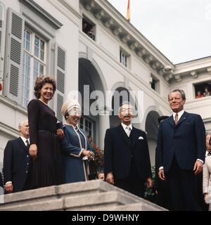 Rut Brandt, Kaiserin Nagako, Kaiser Hirohito und Bundeskanzler Willy Brandt (l-R) vor dem Kanzleramt am 13. Oktober 1971, besuchen Sie den letzten Tag des dreitägigen Staates des japanischen Kaisers Paares. Stockfoto