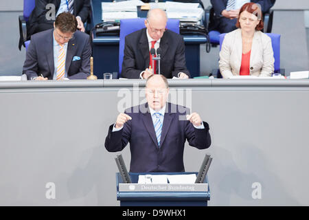 Berlin, Deutschland. 27. Juni 2013. Angela Merkel gibt eine Regierungserklärung zum Thema der letzten G8-Gipfel und auf den bevorstehenden Europäischen Rat 27. und 28. Juni in Brüssel beim Deutschen Bundestag in Berlin. / Bild: SPD-Kanzlerkandidat Peer Steinbrück (SPD) spricht nach der Regierung Staatsmännern in der Frage der letzten G8-Gipfel und auf den bevorstehenden Europäischen Rat 27. und 28. Juni in Brüssel beim Deutschen Bundestag in Berlin. Bildnachweis: Reynaldo Chaib Paganelli/Alamy Live-Nachrichten Stockfoto