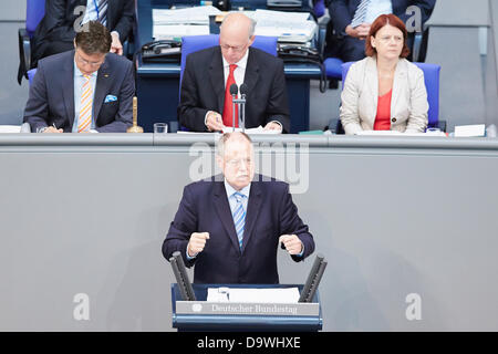 Berlin, Deutschland. 27. Juni 2013. Angela Merkel gibt eine Regierungserklärung zum Thema der letzten G8-Gipfel und auf den bevorstehenden Europäischen Rat 27. und 28. Juni in Brüssel beim Deutschen Bundestag in Berlin. / Bild: SPD-Kanzlerkandidat Peer Steinbrück (SPD) spricht nach der Regierung Staatsmännern in der Frage der letzten G8-Gipfel und auf den bevorstehenden Europäischen Rat 27. und 28. Juni in Brüssel beim Deutschen Bundestag in Berlin. Bildnachweis: Reynaldo Chaib Paganelli/Alamy Live-Nachrichten Stockfoto