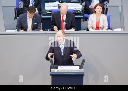 Berlin, Deutschland. 27. Juni 2013. Angela Merkel gibt eine Regierungserklärung zum Thema der letzten G8-Gipfel und auf den bevorstehenden Europäischen Rat 27. und 28. Juni in Brüssel beim Deutschen Bundestag in Berlin. / Bild: SPD-Kanzlerkandidat Peer Steinbrück (SPD) spricht nach der Regierung Staatsmännern in der Frage der letzten G8-Gipfel und auf den bevorstehenden Europäischen Rat 27. und 28. Juni in Brüssel beim Deutschen Bundestag in Berlin. Bildnachweis: Reynaldo Chaib Paganelli/Alamy Live-Nachrichten Stockfoto