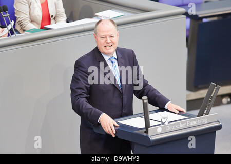 Berlin, Deutschland. 27. Juni 2013. Angela Merkel gibt eine Regierungserklärung zum Thema der letzten G8-Gipfel und auf den bevorstehenden Europäischen Rat 27. und 28. Juni in Brüssel beim Deutschen Bundestag in Berlin. / Bild: SPD-Kanzlerkandidat Peer Steinbrück (SPD) spricht nach der Regierung Staatsmännern in der Frage der letzten G8-Gipfel und auf den bevorstehenden Europäischen Rat 27. und 28. Juni in Brüssel beim Deutschen Bundestag in Berlin. Bildnachweis: Reynaldo Chaib Paganelli/Alamy Live-Nachrichten Stockfoto