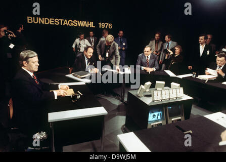 Bundeskanzler Helmut Schmidt (SPD), Außenminister Hans-Dietrich Genscher (FDP), CDU-Kanzlerkandidaten Helmut Kohl und Vorsitzender der CSU Franz Josef Strauß (l-R) im TV-Studio. ARD und ZDF übertragen die Diskussion der Spitzenkandidaten der großen Parteien am 30. September 1976 im Wahlkampf für die Bundestagswahl 1976- Stockfoto