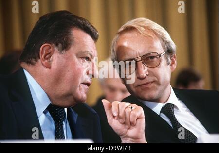 General Secretary fuer dem CSU Edmund Stoiber (r) spricht mit bayerischer Ministerpräsident und Vorsitzender der CSU Franz Josef Strauß am 19. September 1979. Edmund Stoiber werden die ersten bayerischen Kanzlerkandidat in 22 Jahren für die Bundestagswahl am 22. September 1979. Stockfoto