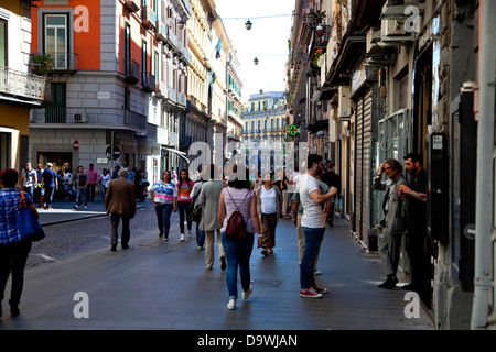 Via Toledo in Neapel, Italien, berühmte Straße mit Geschäften und Geschäften. Stadtlandschaft und Stadtansicht von Napoli, Italia Stockfoto