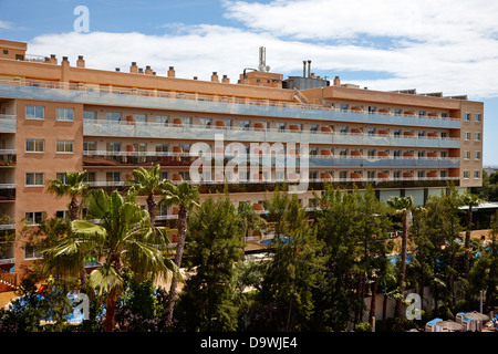 Moderne spanische Resort Hotelanlage mit Pool in Cap de Salou, Katalonien, Spanien Stockfoto