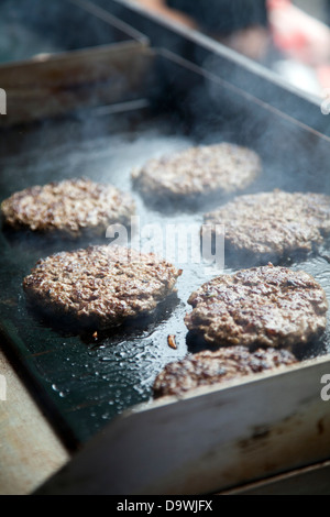 Grillen Hamburger Pastetchen - Garküche im Borough Market - London UK Stockfoto