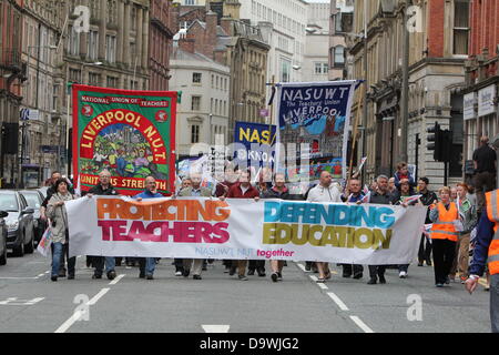 Liverpool, Vereinigtes Königreich. 27. Juni 2013. Ein März und Rallye organisiert von Nuss und NASUWT anlässlich der Streik Aktion von Lehrern im Norden Englands stattgefunden hat in Liverpool, Großbritannien auf Donnerstag, 27. Juni 2013. Die Gruppe Märsche aus Liverpool Pier Head St Georges Hall waren eine Kundgebung abgehalten wurde. Bildnachweis: Christopher Middleton/Alamy Live-Nachrichten Stockfoto