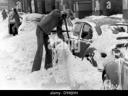 Ein Fahrer hat, die von seinem Kaefer am 17. Februar 1979 Schneeschaufeln. Der Winter 1978/79 ist ein hartes. Nach dem Schneechaos an der Wende des Jahres sinkt Berlin im Schnee im Februar zu. Stockfoto