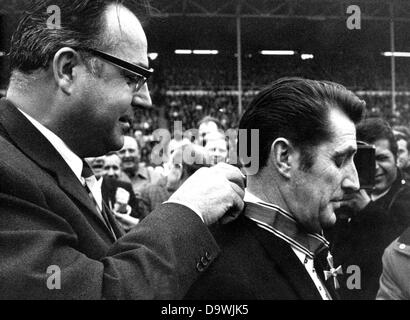 Deutsche Fußballlegende und ehrenamtlichen Teamkapitän der Nationalmannschaft, die Fritz Walter (r) von Ministerpräsident von Rheinland-Pfalz Helmut Kohl (l) am 31. Oktober 1970 mit dem Verdienstorden der Bundesrepublik Deutschland geehrt wird. Stockfoto