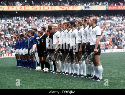 Weltmeisterschaft 1970 in Mexiko Halbfinale Italien - Deutschland 4:4, beide Mannschaften vor dem Spiel während der Nationalhymnen. Stockfoto