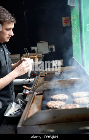 Grillen Hamburger Pastetchen - Garküche im Borough Market - London UK Stockfoto