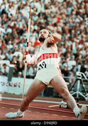 Deutscher Speerwerfer Klaus Wolfermann gewinnt die Goldmedaille bei den Olympischen Spielen in München 1972 mit 90,48 m. Stockfoto