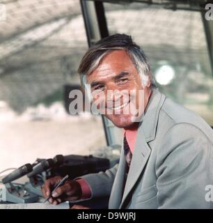 Schauspieler Joachim Fuchsberger sitzt in der Kommentator stand im Olympiastadion in München 1972. Er wird der Stadionsprecher bei den Olympischen Spielen sein. Stockfoto