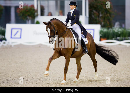 Deutsche Dressurreiterin Nadine Capellmann reitet ihr Pferd Girasol 7 in den Grand Prix der CHIO in Aachen, Deutschland, 26. Juni 2013. Foto: Rolf Vennenbernd Stockfoto
