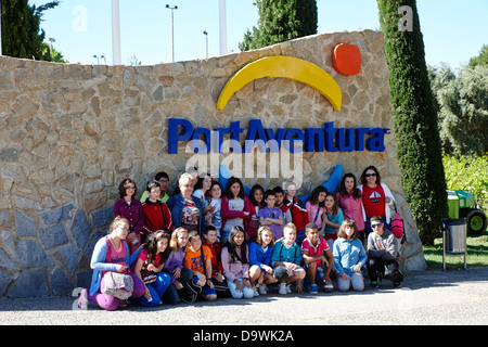 Schülergruppen posieren für Foto in Portaventura Theme Park Salou, Katalonien, Spanien Stockfoto