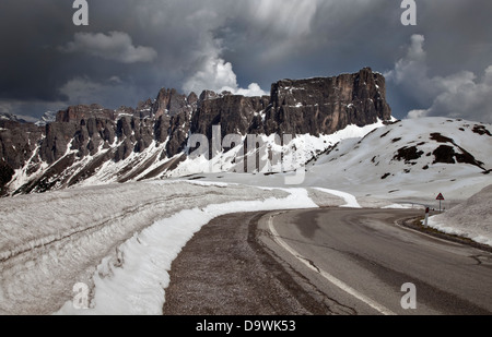 Schnee und die Croda da Lago-Gipfel im Juni 2013 auf dem Gipfel der Giau Pass, Dolomiten, Italien Stockfoto