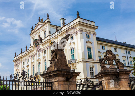 Das Rokoko Fassade des erzbischöflichen Palastes entnommen den ersten Burghof (Hrad) in Prag. Stockfoto