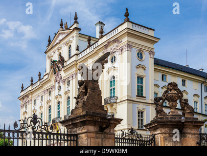 Das Rokoko Fassade des erzbischöflichen Palastes entnommen den ersten Burghof (Hrad) in Prag. Stockfoto