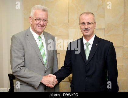 Baden-Württemberg-Premier Winfried Kretschmann (L) wird von amtierender Premierminister der palästinensischen nationalen Behörde Rami Hamdallah in Ramallah, Palästinensische Autonomiebehörde (Palästina), 27. Juni 2013 begrüßt. Kretschmann und eine Delegation besuchen Israel und Palästina. Foto: BERND WEISSBROD Stockfoto