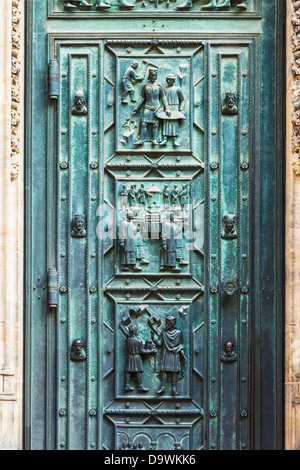 Detail der Bronzetüren auf der mittelalterlichen gotischen Fassade von St Vitus Cathedral in Prag. Stockfoto