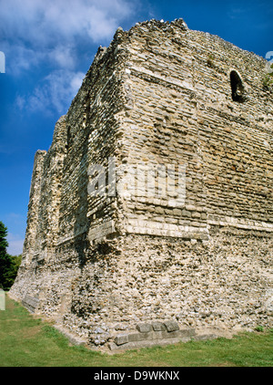 Canterbury Castle, Kent: Außenansicht der rechteckige Bergfried, 1070-94, mit gebänderten Mauerwerk, Strebepfeiler und rundköpfigen Bögen gebaut. Stockfoto