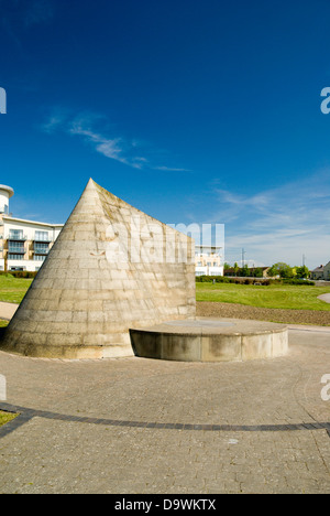 Skulptur „Cader Idris“ von Willian Pye, Feuchtgebiet, Cardiff Bay, Südwales. Stockfoto