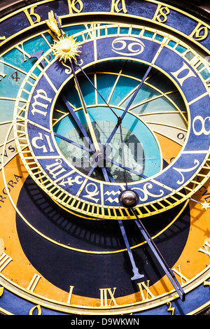 Nahaufnahme der astronomischen Uhr oder Prager Orloj (Pražský Orloj) auf dem Altstädter Ring in Prag, Tschechien. Stockfoto