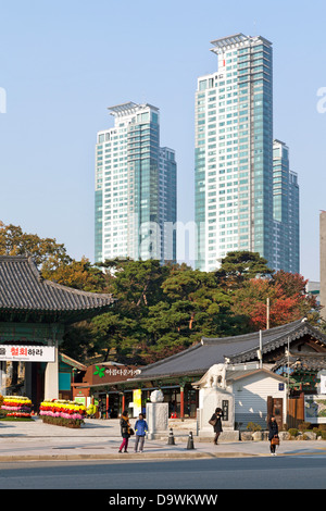 Bongeunsa Tempelgelände und moderner Architektur in Gangnam Bezirk von Seoul, Südkorea Stockfoto