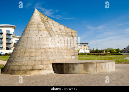 Skulptur „Cader Idris“ von Willian Pye, Feuchtgebiet, Cardiff Bay, Südwales. Stockfoto