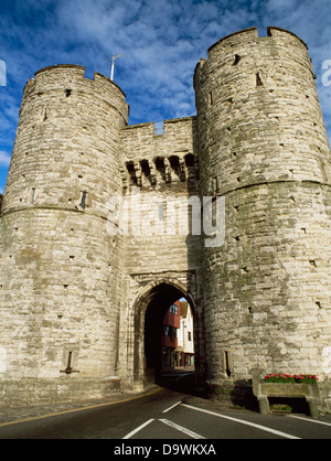 Canterbury, Kent: Suche E von außerhalb der Mauern am Westtor (1380), der einzige Überlebende der sieben Stadttore der mittelalterlichen Stadt. Stockfoto