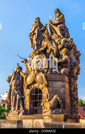 Statuen von Heiligen John von Matha, Felix von Valois und Ivan auf der Karlsbrücke, Prag in der frühen Morgensonne. Stockfoto