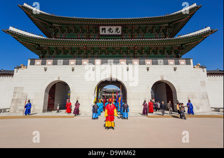 Ändern der feierlichen Wachen Gyeongbokgung Palace, Palast des glänzenden Glücks, Seoul, Südkorea, Asien Stockfoto