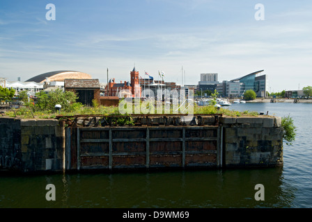 alte rostige Schleusentore mit dem viktorianischen Pierhead Gebäude in der Ferne, Cadiff Bucht wales Stockfoto