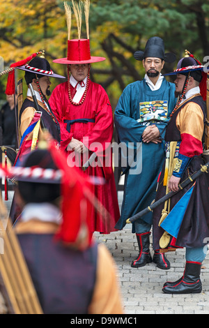 Wechsel der Wache Zeremonie, Deoksugung Palast Gwanghwamun, Seoul, Südkorea, Asien Stockfoto