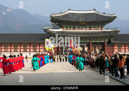 Ändern der feierlichen Wachen Gyeongbokgung Palace, Palast des glänzenden Glücks, Seoul, Südkorea, Asien Stockfoto