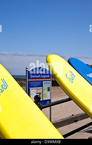 Tynemouth langen Sand Strand Zeichen mit Surfbrettern Stockfoto