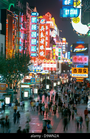 Die Neonlichter von Shanghais Haupteinkaufsstraße Nanjing Donglu, Shanghai, China, Asien Stockfoto