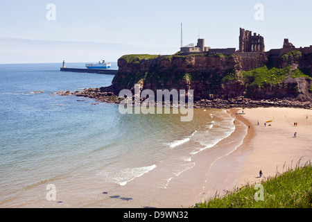 Blue Flag Beach King Edwards Bay in Tynemouth mit Fähre im Hintergrund Stockfoto