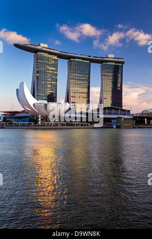 Südost-Asien, Singapur, die Helix-Brücke führt über Marina Bucht des Marina Bay Sands Hotel und resort Stockfoto