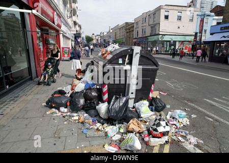 Müllberge um eine kommunale Abfallbehälter, Brighton Stadtzentrum entfernt. Stockfoto