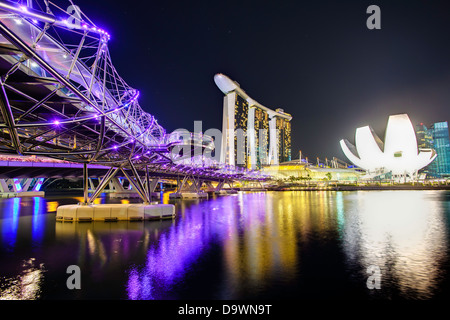 South East Asia, Singapur, die Helix-Brücke führt über Marina Bucht des Marina Bay Sands Hotel und resort Stockfoto