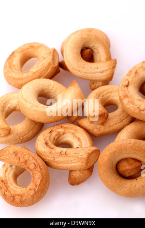 Viele Tarallis auf weißem Hintergrund Stockfoto