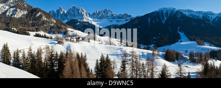 St. Magdalena Dorf und Kirche, Val di Funes, italienischen Dolomiten, Trentino-Alto Adige, South Tirol, Italien Stockfoto