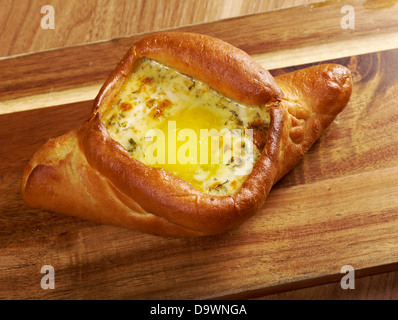 Adjaruli Khachapuri, gefüllt mit Käse und garniert rausgekommen Gericht der georgischen Küche Stockfoto