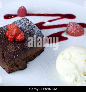 Schokoladen-Brownie mit Vanilleeis Stockfoto