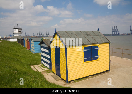 Harwich Essex South East England bunten Badekabinen und Maritime Museum auf vorland an der Mündung des Flusses Orwell auf der Suche nach Felixstowe Containerhafen Stockfoto