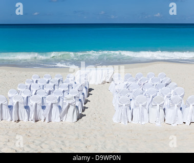 Stühle und Tische warten Hochzeit am tropischen Strand. Stockfoto